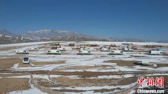 经典老爷车房车营地在新疆伊犁天山花海景区开营。　陈咏梅　摄