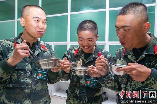 武警新兵吃上自己包的饺子。杨瑞 摄