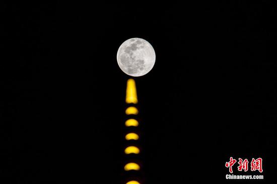 12月19日在从江县拍摄的满月。 吴德军 摄
