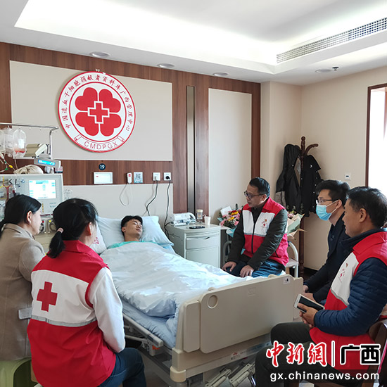 图为桂林市红十字会和桂林银行领导到医院慰问李修弟。唐清 供图