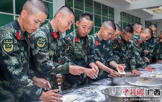 武警官兵们纷纷拿出自己的包饺子“绝活”。杨瑞 摄