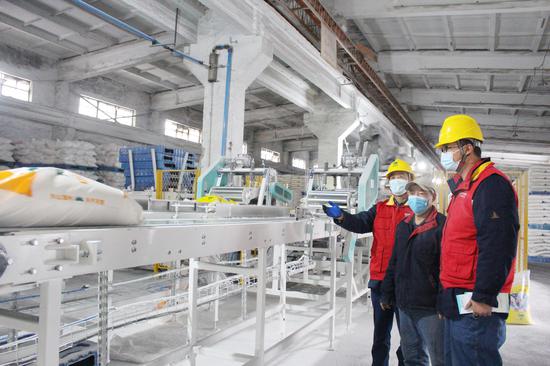 12月21日，国网乌鲁木齐供电公司员工走进新疆天山面粉（集团）有限责任公司厂房内，为企业用电设备巡检。李翔楠 摄
