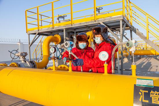 新疆油田油气储运公司员工查看输气管线参数。 霍连新 摄