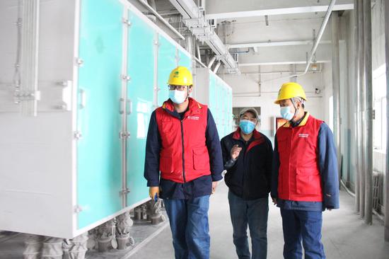 12月21日，国网乌鲁木齐供电公司员工走进新疆天山面粉（集团）有限责任公司厂房内，为企业用电设备巡检。李翔楠 摄