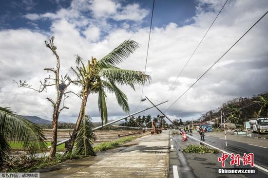 当地时间12月19日，菲律宾多个村庄遭受台风“雷伊”袭击已经满目疮痍。据悉，“雷伊”是菲律宾今年遭遇的最强台风之一，自16日首次在菲南部锡亚高岛登陆以来，该台风带来大风和强降雨并引发洪水，至少70万人被迫转移，受灾人数超过118万。