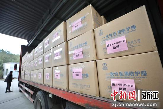 大量的防疫物资在上海装车完毕。袁婧（通讯员）