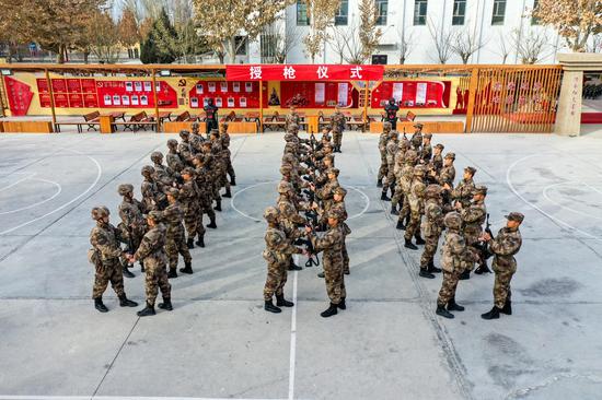 連隊舉行授槍儀式，連隊老兵為新兵授槍