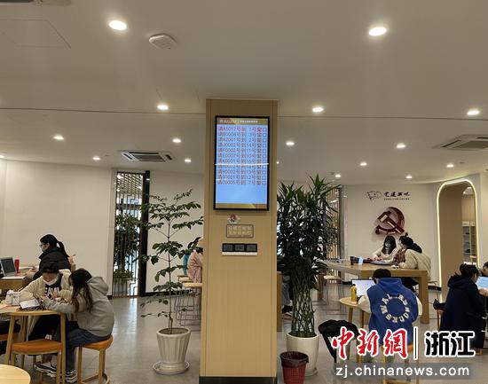 在浙江工商大学的师生之家，各窗口通过叫号系统，帮助学生办理业务。童笑雨 摄