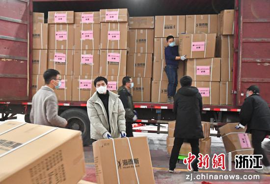 绍兴市和越城区工商联以及红十字会工作人员在搬运上海越商捐赠的物资。袁云（通讯员）
