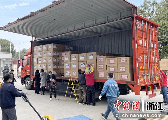 大量的防疫物资在上海装车。袁婧（通讯员）