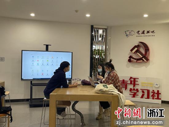 浙江工商大学师生之家为学生提供了交流、讨论的平台。童笑雨 摄