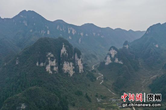 12月23日，航拍贵州绥阳五峰岭景区。 瞿宏伦 摄