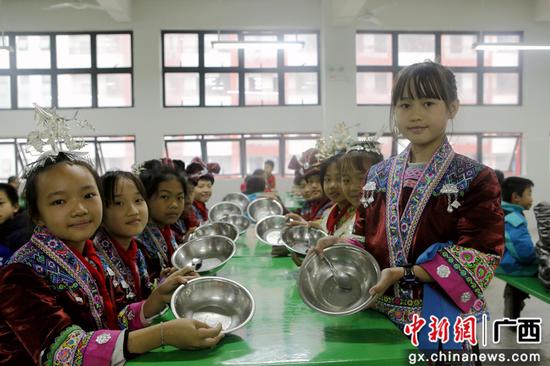 广西融水学生营养餐升级“文明自助餐”