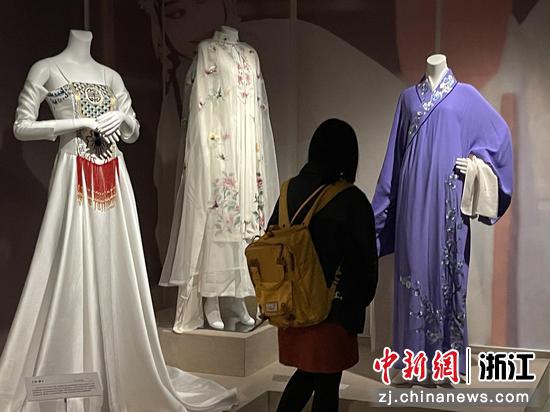 观众在现场参观，右边两套为《牡丹亭》中柳梦梅和杜丽娘的剧服。 童笑雨 摄