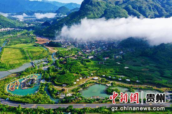 2021年6月5日，在贵州省铜仁市江口县太平镇云舍村拍摄的日出景观。李鹤摄