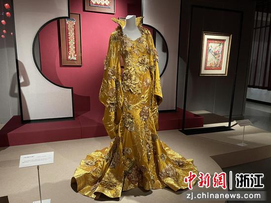作品《凤之凰大礼服》以古典盘金绣表达凤羽的灿烂。 童笑雨 摄