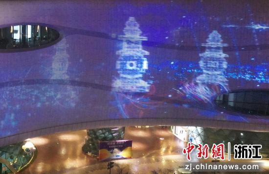 三潭印月形象投射在中国动漫博物馆外墙。王刚 摄