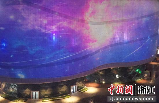 多彩的太空景象投射在中国动漫博物馆外墙。王刚 摄