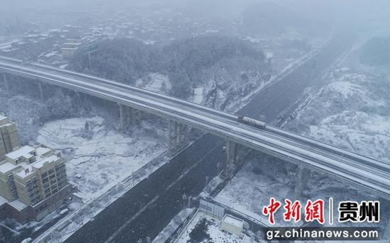 2021年12月26日，车辆行驶在贵州省铜仁市松桃苗族自治县的高速公路上。