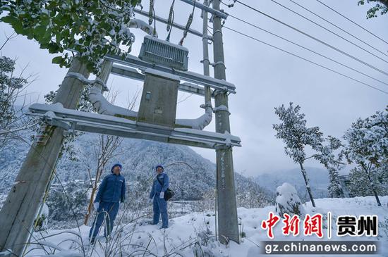 2021年12月26日，南方电网松桃供电局的工作人员在贵州省铜仁市松桃苗族自治县冷水溪镇巡查线路。