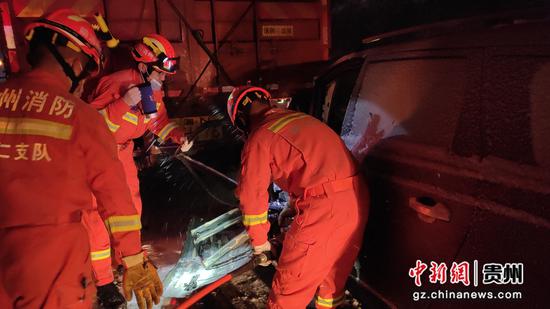 图为车祸现场，碧江消防员正在救援。碧江消防供图
