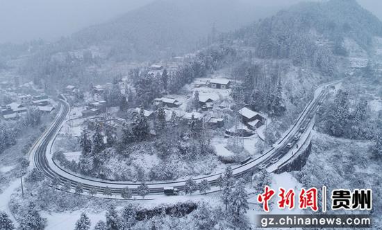 2021年12月26日，车辆在贵州省铜仁市松桃苗族自治县境内的公路上缓行。