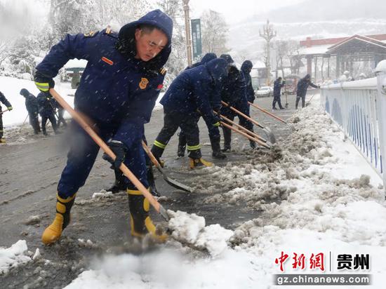 图为消防员上街扫雪除冰保畅。万山消防供图