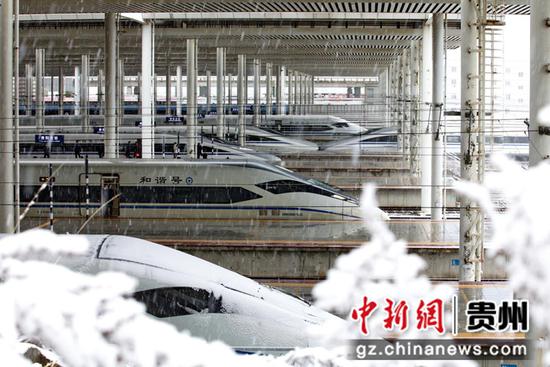 12月26日,贵州迎来隆冬第一场降雪,贵阳车站工作人员全员到岗确保设备设施运行正常,在贵阳北站高铁列车正迎着风雪进出站 。张贵忠摄