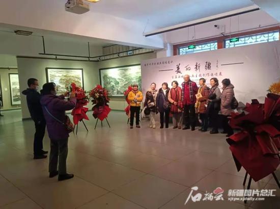 　　12月11日，鑄牢中華民族共同體意識——“美麗新疆”首屆西域山水畫主題創作邀請展開展。圖由自治區社會科學界聯合會提供