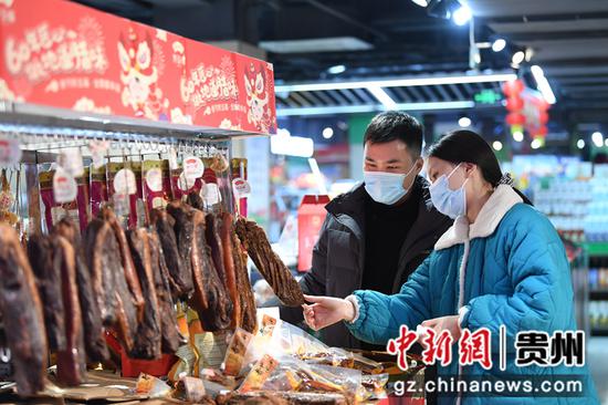 12月27日，消费者在贵阳市南明区惠民生鲜合力超市南浦路店选购腌制食品。