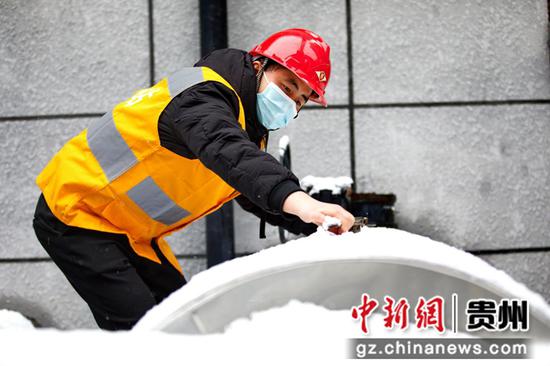 12月26日,贵州迎来隆冬第一场降雪，贵阳车站工作人员全员到岗确保设备设施运行正常,在贵阳北站高铁列车正迎着风雪进出站。张贵忠摄