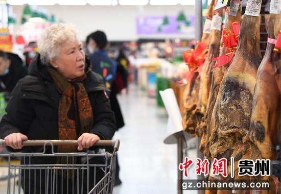 12月27日，消费者正在贵阳市南明区一大型超市内选购腌制食品。
