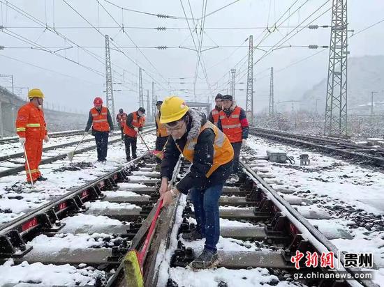 贵州铁路部门积极应对冰雪凝冻 保障运输安全