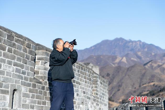 图为中国摄影家协会会员、长城资深摄影爱好者王广山在黄崖关长城拍照。 王在御 摄