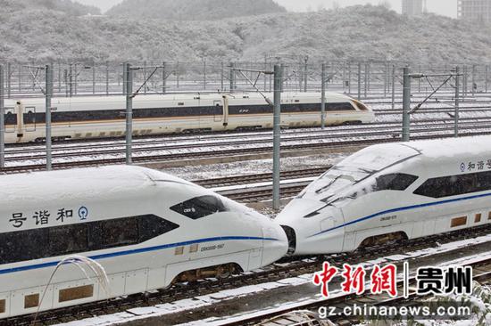 12月26日,贵州迎来隆冬第一场降雪，贵阳车站工作人员全员到岗确保设备设施运行正常,在贵阳北站站台上旅客正有序上下车。张贵忠 摄