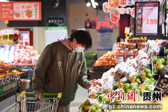 12月27日，消费者在贵阳市南明区惠民生鲜合力超市南浦路店选购果蔬。