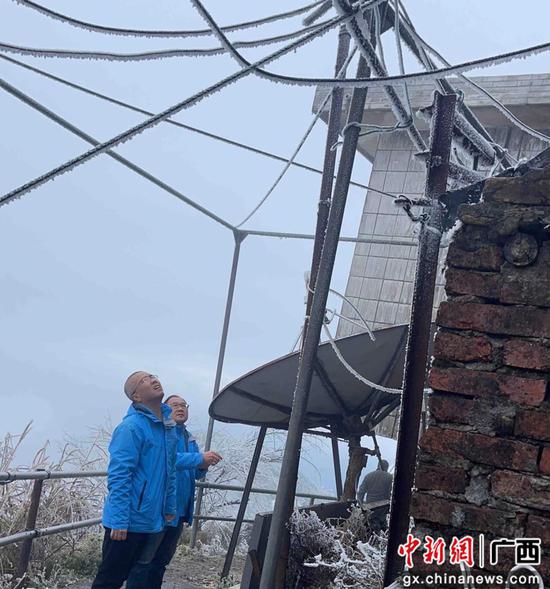 桂北山区结冰 工作人员巡查保障通信