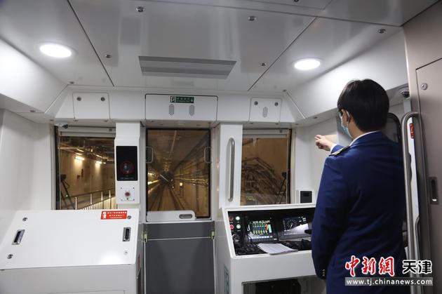  列车员在天津首条全自动运行的地铁线路车内进行监管。 黄春喆 摄