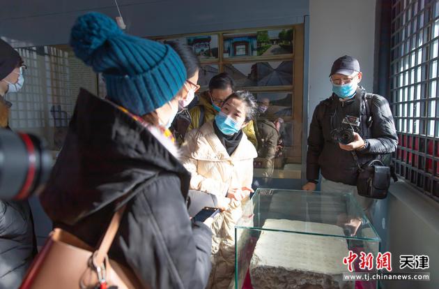 图为黄崖关长城博物馆讲解员为记者团讲解中。 王在御 摄