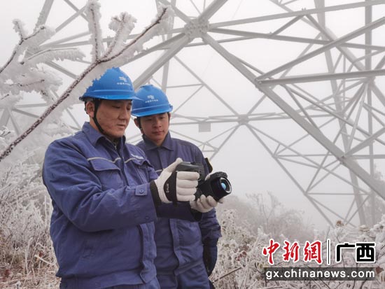12月27日，南方电网广西桂林供电局输电人员在220千伏字黄线03号杆检查供电设备。莫晓姣 摄