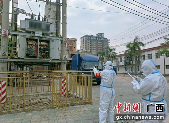 防城港东兴供电局“逆行者”严格按照规范穿戴防护用品，对重点保供电线路设备进行巡视测温。