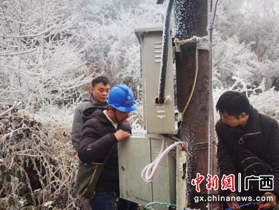 广西移动网络保障人员正在检查基站设备。秦运国 摄