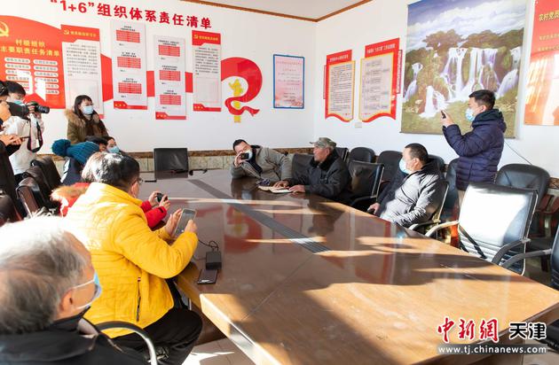 图为记者采访黄崖关村民孟庆和。 王在御 摄