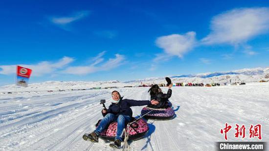 在洁白晶莹的冰雪世界里，当地民众及外地游客尽情享受冰雪乐趣。　尚钟林 摄
