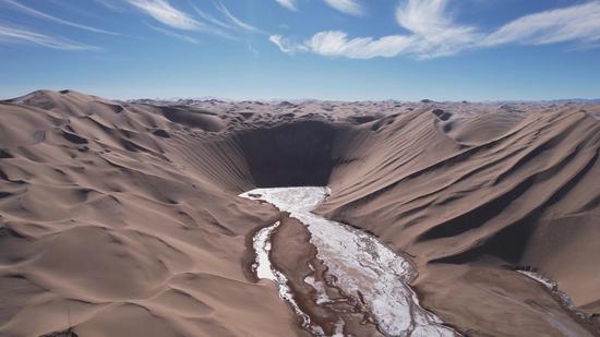 在新疆巴音郭楞蒙古自治州阿爾金山國家級自然保護區，沙子泉從東北部庫木庫里沙山北麓坡腳汩汩涌出