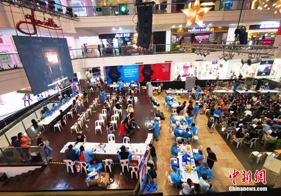 12月28日，菲律宾大马尼拉地区CBD马卡蒂一大型商场内，政府设立新冠疫苗加强针接种点，市民踊跃接种。中新社记者 关向东 摄