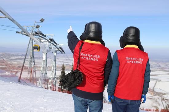 12月29日，國網烏魯木齊供電公司員工在絲綢之路國際滑雪場開展巡查工作。李翔楠 攝