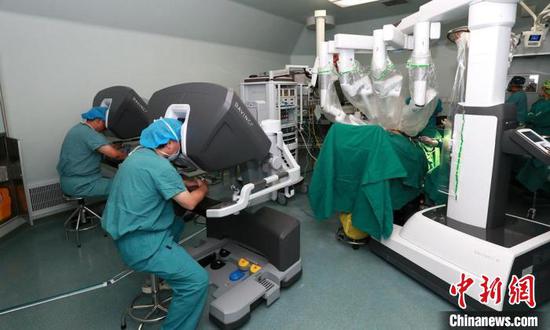 新疆机器人手术进入超精准时代 实现医患“共赢”