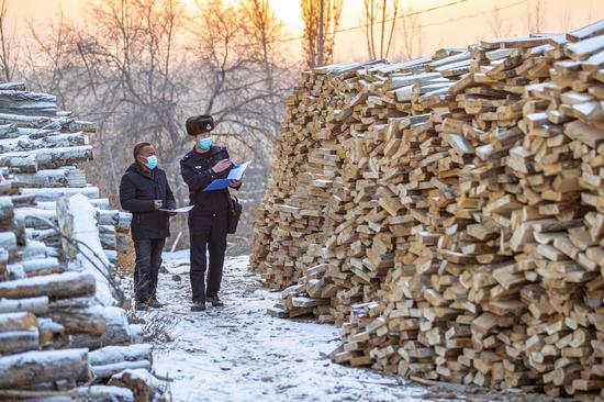 12月29日，新疆博尔塔拉蒙古自治州边境管理支队温泉边境管理大队哈日布呼边境派出所民警在辖区开展安全大走访，针对易燃物资的存放进行检查。