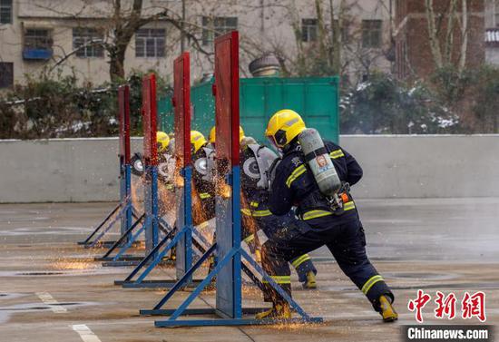 图为消防员进行救援科目展示。　贵州省消防救援总队供图